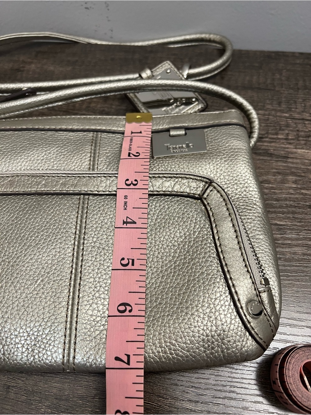 Tignanello Metallic Silver Pebbled Leather Crossbody with Keyring EUC - Picture 10 of 12
